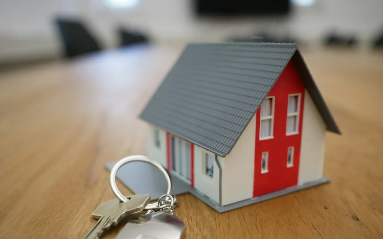 Maqueta d'una casa amb unes claus sobre la taula